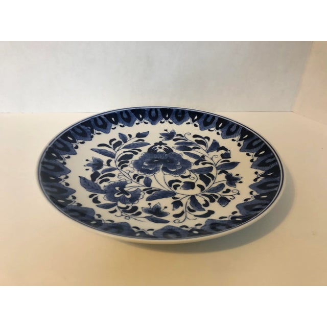 Asian Style Blue & White Floral Design 10.25”d Platen For Sale In New York - Image 6 of 6