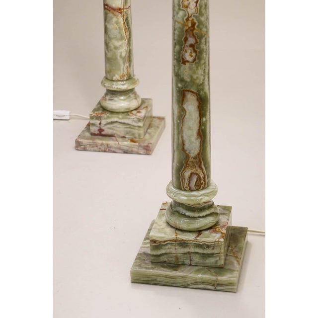 XL Pair Neo Classic Hollywood Regency Modern Green & Rust Onyx Marble Tuscan Style Column Table Lamps 1960's Italy For Sale - Image 9 of 14