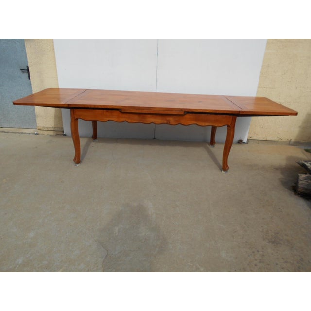 Large tabletop measuring 200 cm x 100 cm and 32 mm thick. Integrated 60 cm extensions are stored beneath the tabletop,...