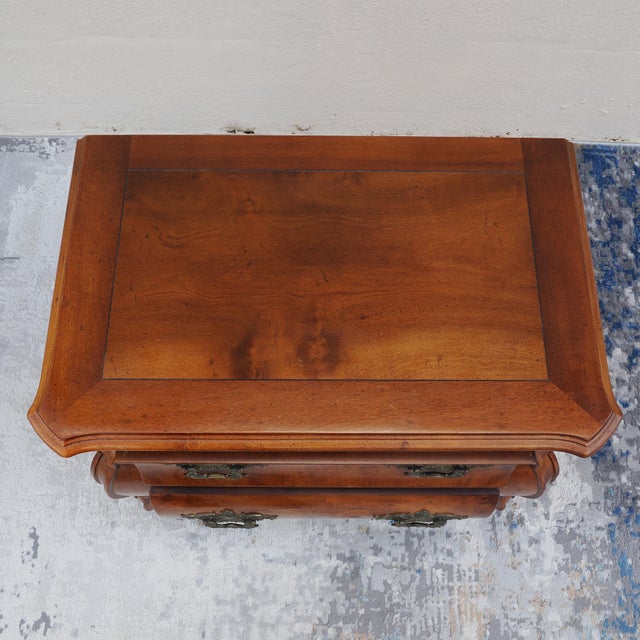 1980s Vintage Henredon French Louis XV Style Two Drawer Bombe Chest Nightstand or Side Table For Sale - Image 5 of 10