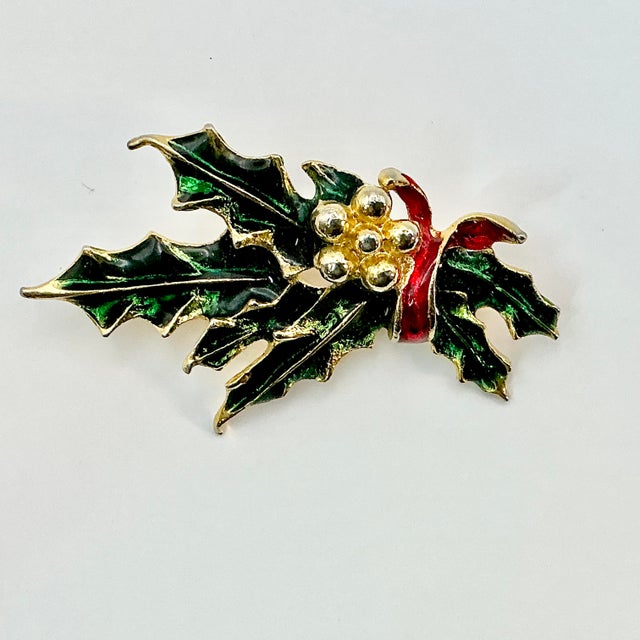 Mid 20th Century Mid-Century Boho Chic Americana Christmas Holly Swag Brooch With Red Ribbon. For Sale - Image 5 of 10