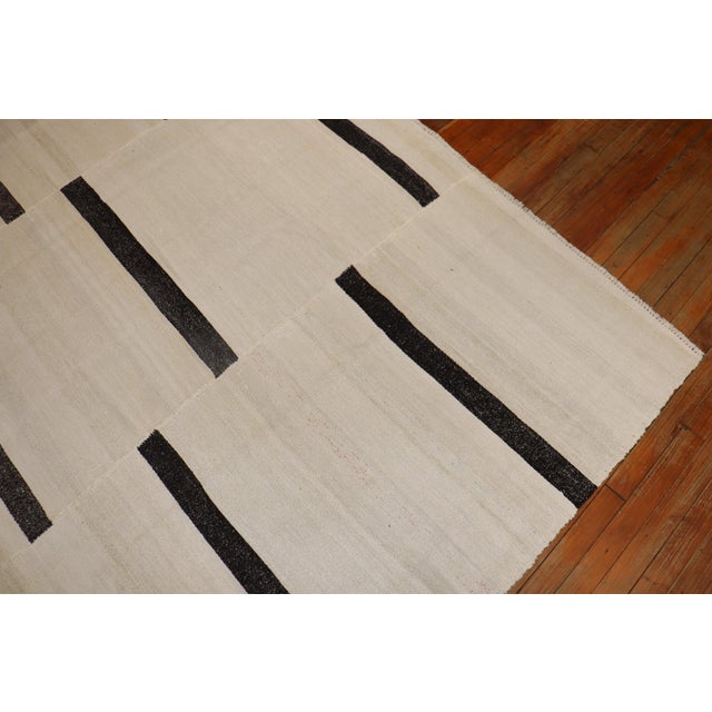 Late 20th-century minimalist kilim in white and brown. Hand -knotted/ One of a Kind Measures: 10'7'' x 13'2''.