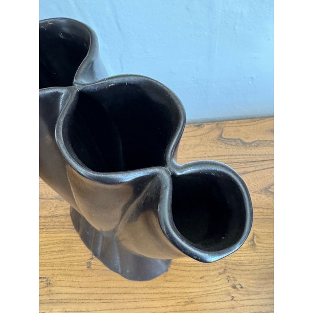 Ceramic Vintage Red Wing Pottery #416 Matte Black Fan Vase – Art Deco Sculptural Form – Usa For Sale - Image 7 of 9