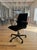 Arne Jacobsen Oxford low-back chair, a classic design combining comfort and timeless style. This version features a sleek,...