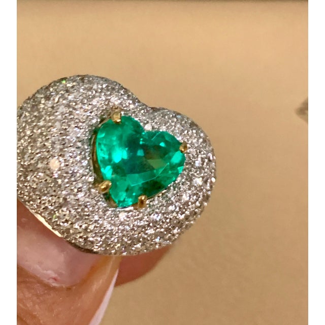 3.5 Carat Heart Shape Colombian Emerald and Diamond 18 Karat Gold Ring Estate For Sale - Image 13 of 18