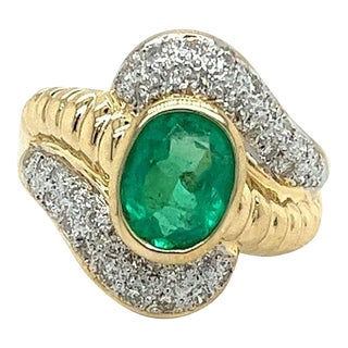 Vintage Natural Oval Cut Emerald & Diamond Ribbed Textured Bezel Set 18K Gold Ri, Size 7 For Sale