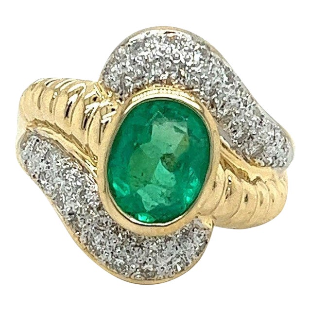 Vintage Natural Oval Cut Emerald & Diamond Ribbed Textured Bezel Set 18K Gold Ri, Size 7 For Sale
