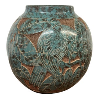 Nicaraguan Vessel With Dimensional Etched Birds For Sale