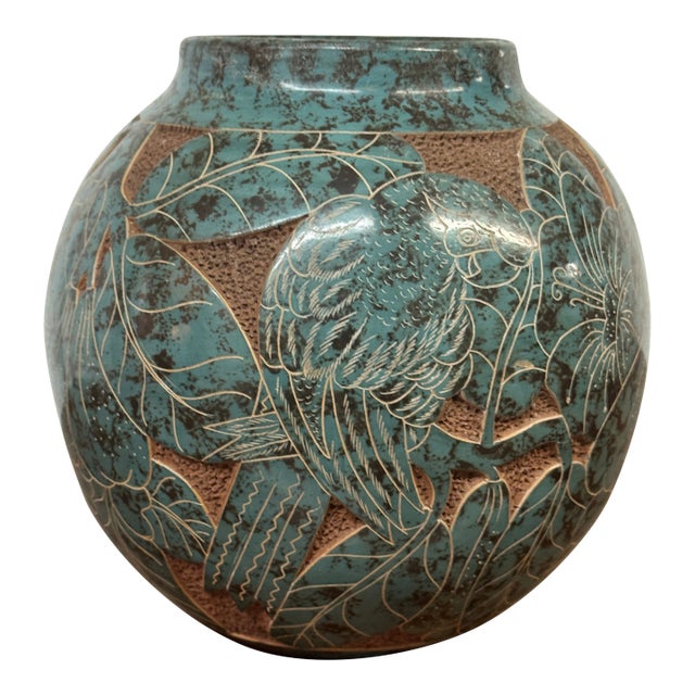 Nicaraguan Vessel With Dimensional Etched Birds For Sale