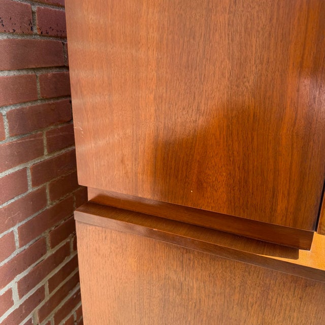 Wood 1960s United Furniture Diamond Mid-Century Modern Walnut Bedroom Set With Mirror For Sale - Image 7 of 12