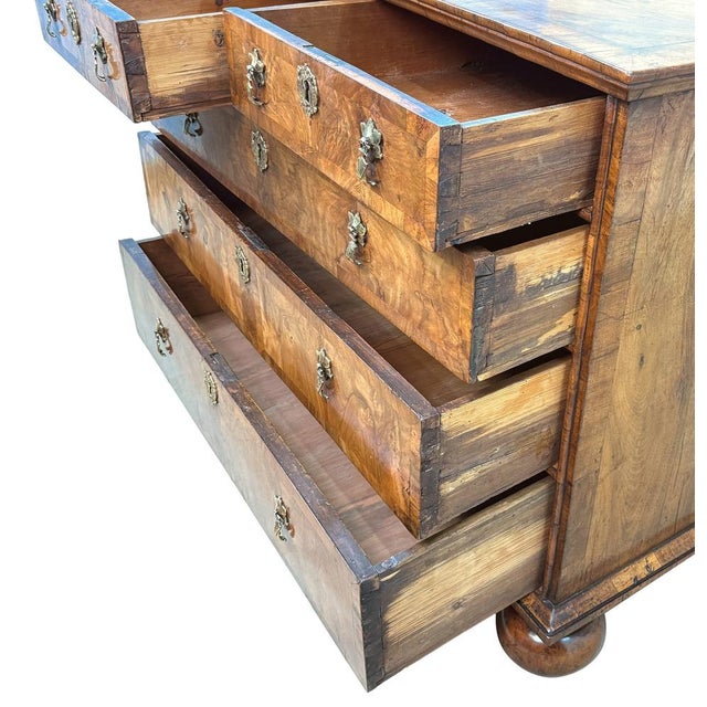 Early 18th Century Queen Anne Walnut Chest of Drawers, 1710s For Sale - Image 5 of 12