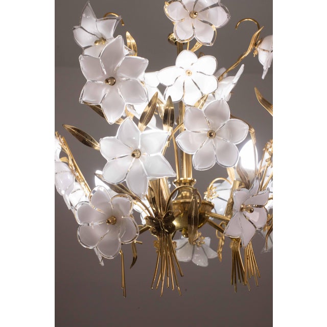 Vintage Murano glass chandelier full of white flowers in murano glass. The chandelier has 6 light points with E14 socket,...