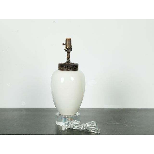 Mid 20th Century Mid 20th Century Japanese Midcentury Ceramic Table Lamp with Crackle Finish and Lucite Base For Sale - Image 5 of 6