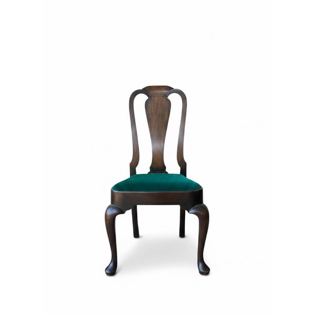 Elevate your dining room with this gorgeous set of six (6) vintage Queen Anne style side chairs. Featuring classic 20th-...