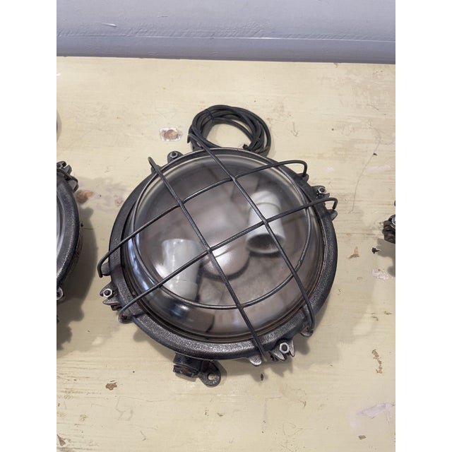 Metal Vintage Industrial Round Wall Lamp in Cast Iron, 1930s For Sale - Image 7 of 10