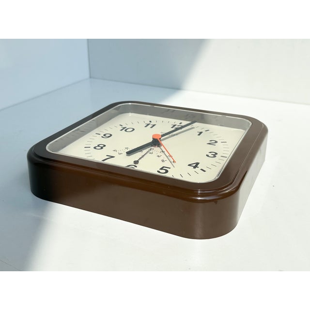 A classic, clearly structured Kienzle quartz wall clock from 1986, made of robust plastic in the Black Forest. Precise...