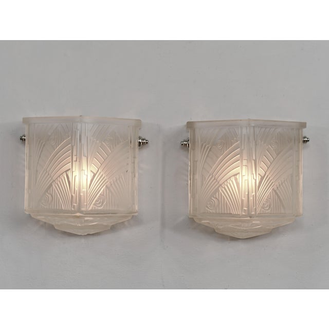 Hettier & Vincent A pair of small French art deco wall sconces in clear frosted molded-pressed glass. Made circa 1930 by...
