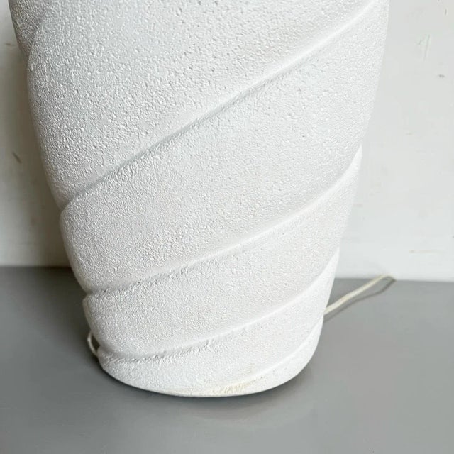 Postmodern Off White Sculpted Swirl Ceramic Table Lamp For Sale In Miami - Image 6 of 7