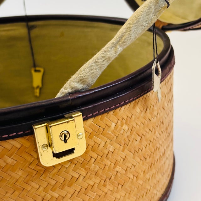 Wood Vintage Circular Wicker and Leather Suitcase - Vintage Luggage, Travel Bag For Sale - Image 7 of 16