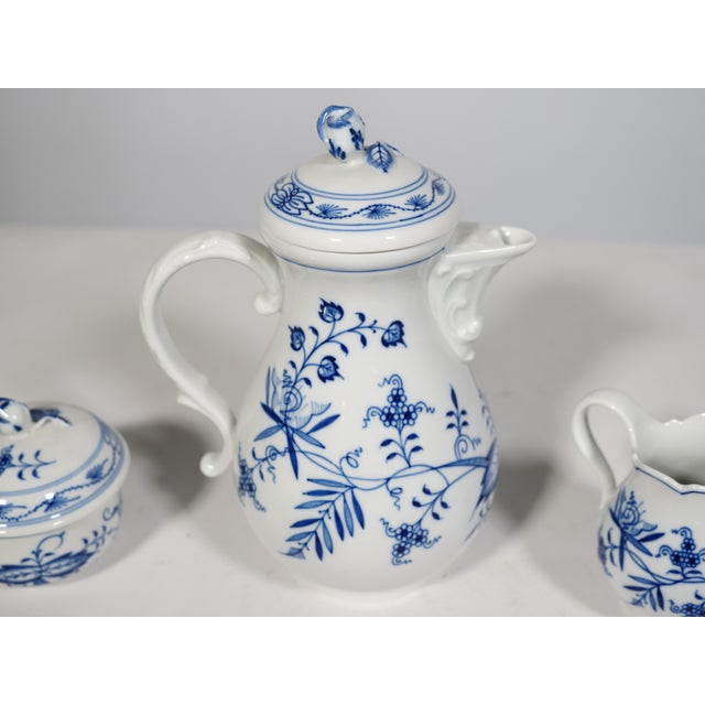 Classic Meissen Porcelain Coffee and Tea Service in the Onion Pattern Design, 1960s from Meissen Porcelain, Set of 11 For Sale - Image 6 of 9