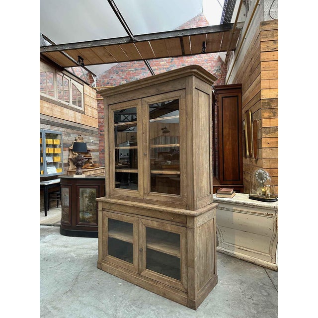 This antique solid oak display cabinet has been fully restored. It consists of an upper section featuring two lockable...