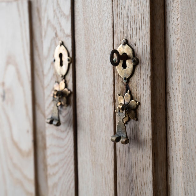 Early 18th Century Welsh Oak CWPWRDD Deuddarn, c.1700 For Sale - Image 5 of 18