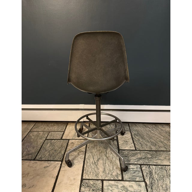 Mid-Century Modern Vintage Herman Miller Eames Fiberglass Shell Chairs – Set of 3 – Orange, Yellow & Gray – Swivel Task Base For Sale - Image 3 of 8