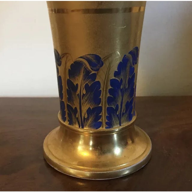 Early 19th Century Antique Early 19th Century French Empire Porcelain Gold Trumpet Vase with Flower Garland For Sale - Image 5 of 12
