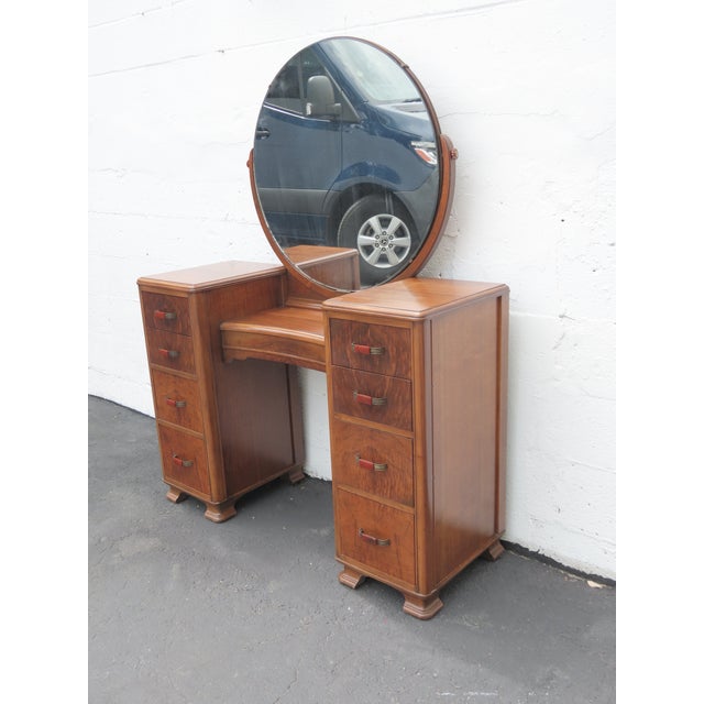 This high quality Vanity Table is made out of wood, solid wood, walnut, flame walnut, veneer, and mirror. The Vanity Table...