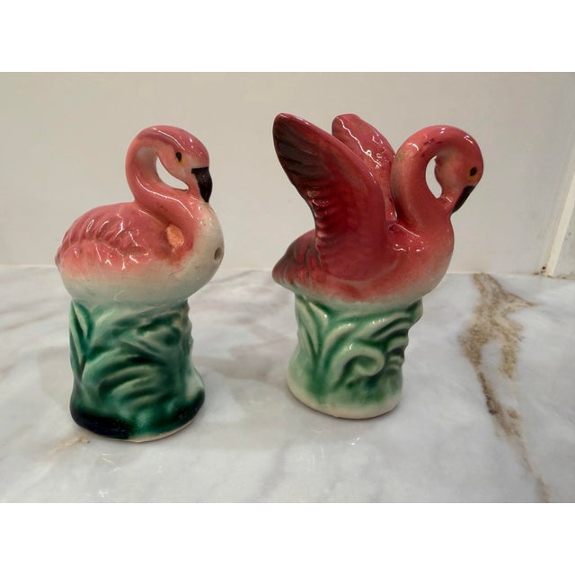 A ready-to-give gift for the flamingo lover, collector, or retro kitchen fan on your list. A charming pair of mid-century...