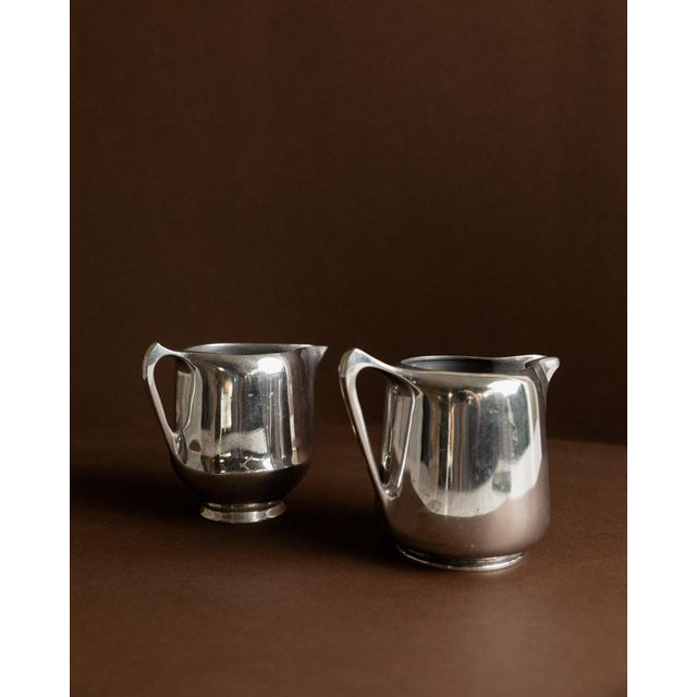 Elegant flair with these two vintage Art Nouveau jugs (set of 2) from the 1950s by Newmaid Picquot Ware. Made from...