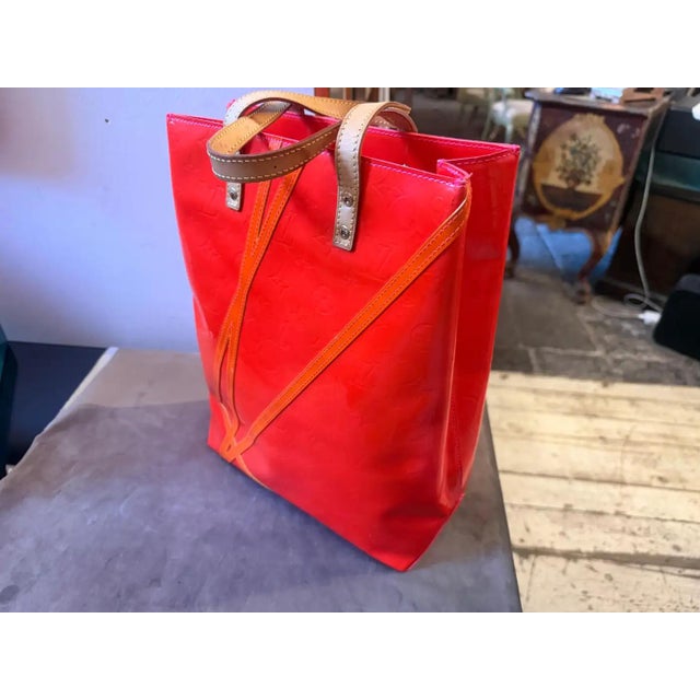2002 Louis Vuitton Red Vernis Patent Leather Reade Tote Bag by Robert Wilson For Sale - Image 9 of 17