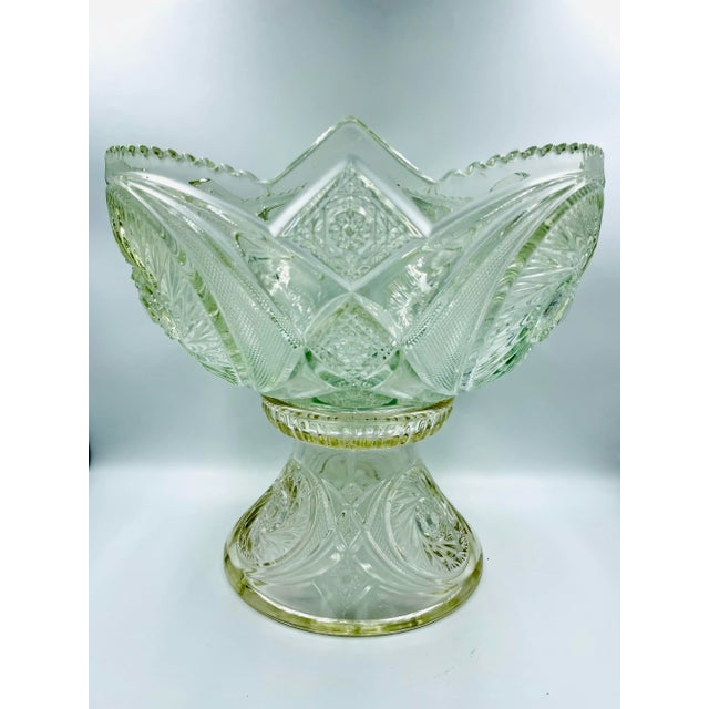 Baroque Vintage L. E. Smith "Aztec" Pattern Punch Server Set With Pedestal & 10 Cups For Sale - Image 3 of 13