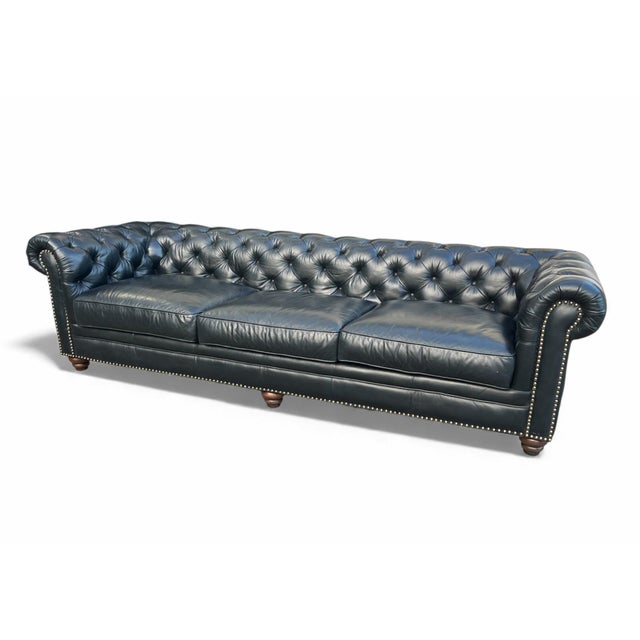 This impressive large Chesterfield sofa is a timeless statement piece, combining classic English design with exceptional...