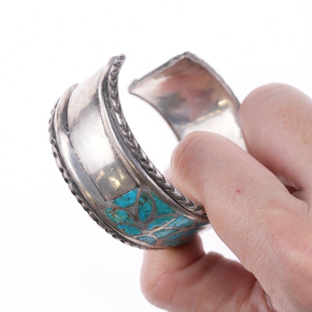 6 3/8" 40's-50's Zuni Fishscale inlay sterling bracelet For Sale - Image 4 of 10