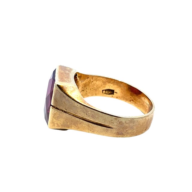 Modern 14k Yellow Gold Emerald-Cut Red Stone Ring, Size 6 For Sale - Image 3 of 4