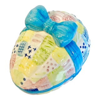 1970s Vintage Boho Chic Americana Folk Art Ceramic Easter Eggs Box, Quilt & Bow Design For Sale