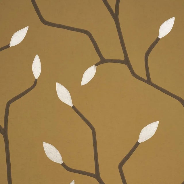 Contemporary Schumacher Cymbeline Wallpaper In Gold For Sale - Image 3 of 5