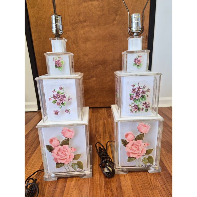Art Deco Pair of Tiered Lucite Floral Decal Table Lamps For Sale - Image 3 of 10