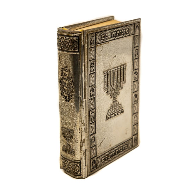 Offering this magnificent sterling silver prayer book. The book is in English and Islam.