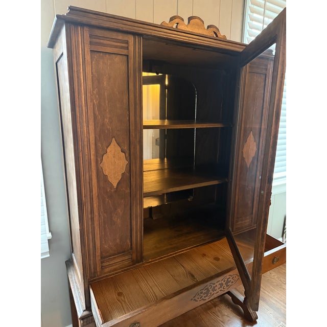 Beautiful antique Colonial Revival display cabinet dating to the early 20th century. This elegant piece features a...