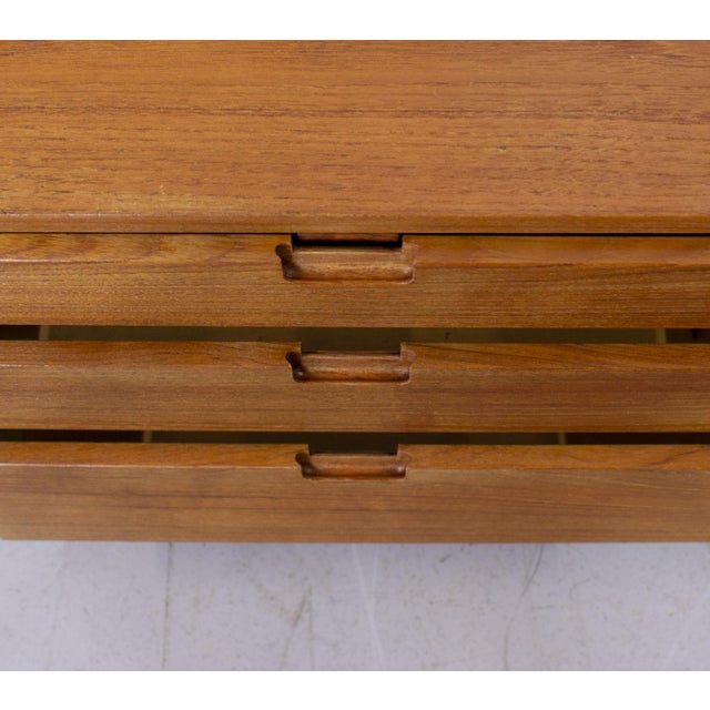 Danish teak chest of drawers. This piece comprises 6 drawers of which the top 2 are baized lined and sits on turned legs....