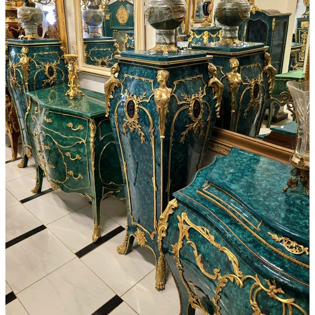 French French Louis XV Emerald Green Pedestal With Gilded Bronze Mounts & Hand-Applied Gold Leaf For Sale - Image 3 of 5