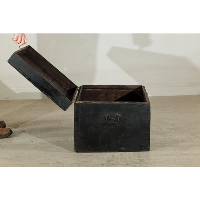 Mid 20th Century Black Chinese Lacquered Blanket Chest with Hand-Painted Figural Scenes For Sale - Image 9 of 18