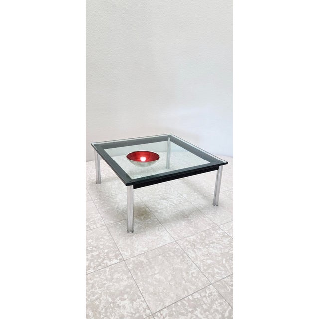 Le Corbusier, Jeanneret, Perriand Cassina Lc10 Table en Tube Basse Coffee Table Glass Top Chrome Legs Black Base Le Corbusier Pierre Jeanneret Charlotte Perriand For Sale - Image 4 of 12