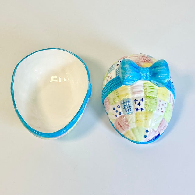 1970s Vintage Boho Chic Americana Folk Art Ceramic Easter Eggs Box, Quilt & Bow Design For Sale - Image 17 of 18