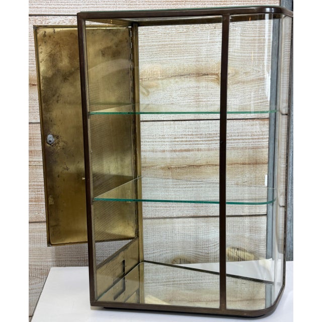 French Belle Epoque Bronze & Glass Angled Showcase/Vitrine, Paris, C. 1900 For Sale - Image 4 of 14