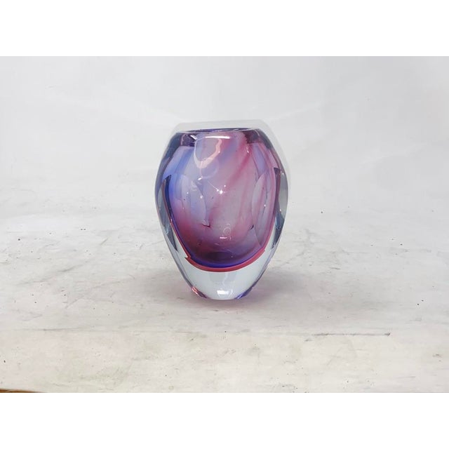 1960s MCM Murano Somerso Glass Vase in Violet & Raspberry | Attributed to Mandruzzato/Seguso For Sale - Image 5 of 5