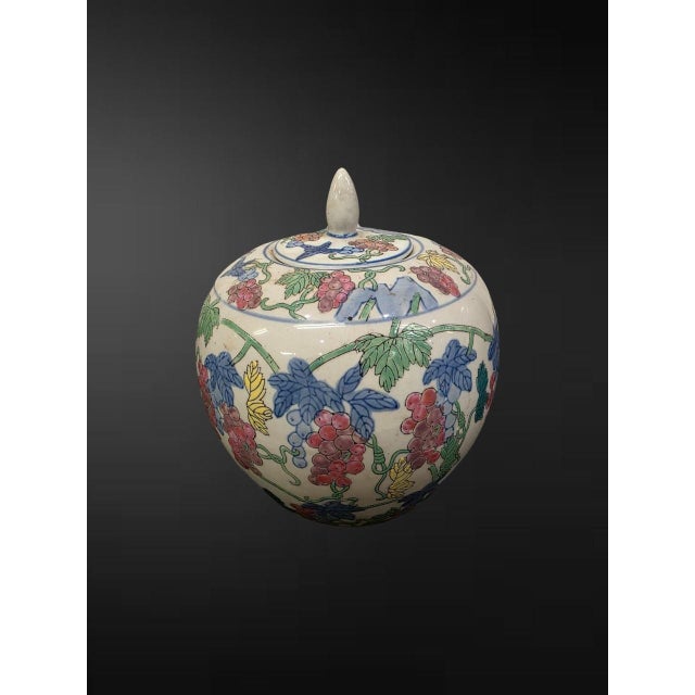 Chinoiserie Chinese Export Polychrome ‘Grapevine’ Ginger Jar and Cover For Sale - Image 3 of 3