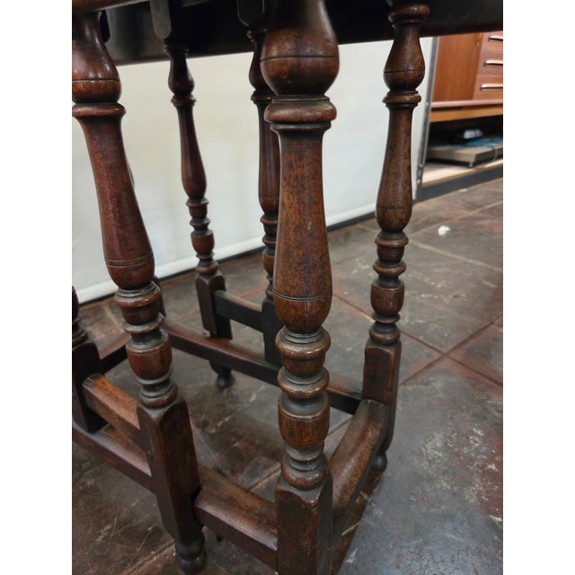 American 18th Century Drop Leaf Gate Leg Brown Mahogany Small Table William & Mary For Sale - Image 3 of 18